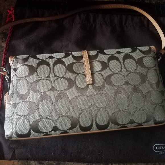Super cute Coach clutch bag. - Picture 3 of 7